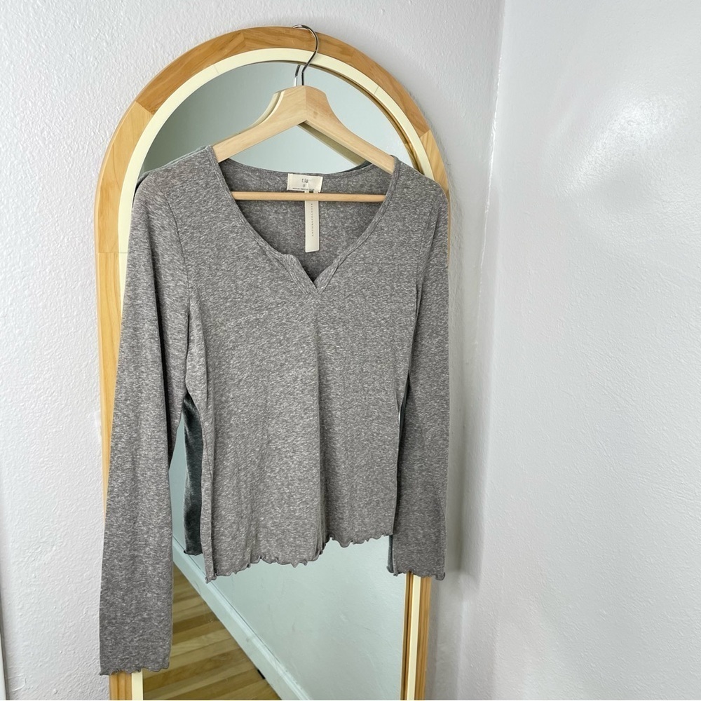 Anthropologie T.la gray lettuce hem cropped long sleeve shirt